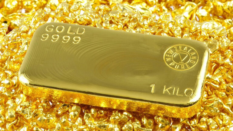 Gold Price Maintains Bullish Momentum Near Record High Amid Rising Trade Tensions.